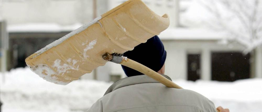 Kampf dem Winter. Nachdem Schnee gefallen ist, muss sofort geräumt werden - unter Umständen auch mehrmals am Tag.