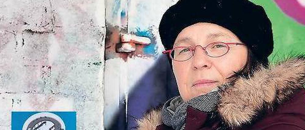 Gesicht zeigen. Die Angriffe gegen Christiane Schott und ihre Familie haben die Britzer Hufeisensiedlung verändert. Neben Nazigraffiti wie hier an einer Schule finden sich oft auch Aufkleber der „Initiative Hufeisern gegen Nazis“.