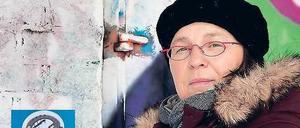 Gesicht zeigen. Die Angriffe gegen Christiane Schott und ihre Familie haben die Britzer Hufeisensiedlung verändert. Neben Nazigraffiti wie hier an einer Schule finden sich oft auch Aufkleber der „Initiative Hufeisern gegen Nazis“.