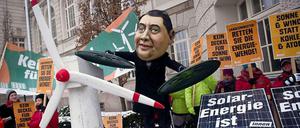 Demonstranten fordern am Donnerstag vor dem Bundesministerium für Wirtschaft und Energie in Berlin eine Stromerzeugung aus erneuerbaren Energien. Die Länder-Minister für Energie und der Bundesenergieminister Gabriel treffen sich, um über die Ökostrom-Reform (EEG) zu sprechen.