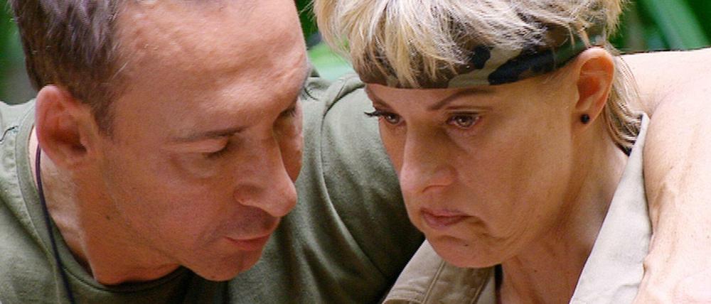 Jochen Bendel tröstet Tanja Schumann. Alle Infos zu "Ich bin ein Star - Holt mich hier raus!' im Special bei RTL.de":