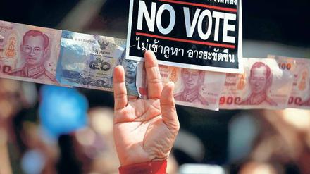 Boykott in Bangkok. Die Regierungsgegner haben angekündigt, auf die Abgabe ihrer Stimme zu verzichten. Sie werfen Premier Yingluck Korruption vor.