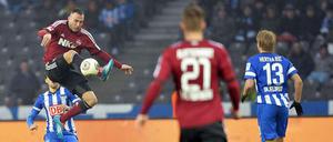 Ein Mann geht in die Luft. Josip Drmic behauptet hier den Ball, später trifft er noch zweimal für Nürnberg.
