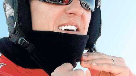 Abfahrt auf der weißen Piste. Michael Schumacher, hier im italienischen Skigebiet Madonna di Campiglio, trug auch beim Unfall Helm. Foto: Giorgio Benvenuti/dpa
