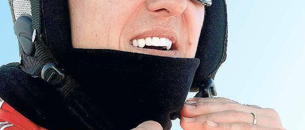 Abfahrt auf der weißen Piste. Michael Schumacher, hier im italienischen Skigebiet Madonna di Campiglio, trug auch beim Unfall Helm. Foto: Giorgio Benvenuti/dpa