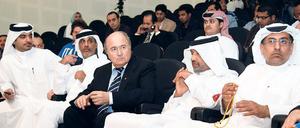 Zu Gast bei Freunden? Fifa-Boss Joseph Blatter, hier bei einem Besuch in Katar 2008, behauptet neuerdings, Deutsche hätten die Vergabe der WM zugunsten der Scheichs manipuliert. Foto: AFP