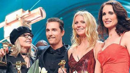 Bye bye, Berlin. Bislang fiel immer Glanz von Hollywood auf die „Goldene Kamera“. Jetzt wechselt der Preis aber den Stifter. Am Sonnabend wurden die Schauspieler Diane Keaton (l.), Matthew McConaughey, Gwyneth Paltrow und Andie MacDowell geehrt. Die besten Fotos von der Gala finden sie unter www.tagesspiegel.de/berlin. Foto: dpa/Britta Pedersen