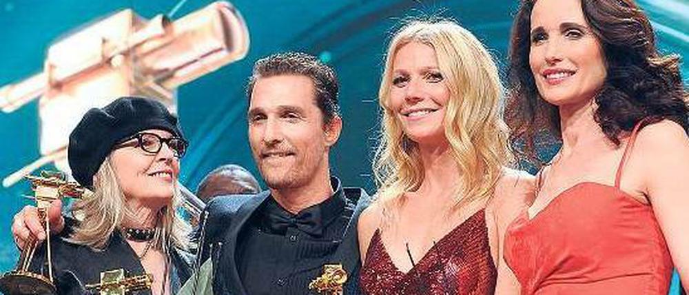 Bye bye, Berlin. Bislang fiel immer Glanz von Hollywood auf die „Goldene Kamera“. Jetzt wechselt der Preis aber den Stifter. Am Sonnabend wurden die Schauspieler Diane Keaton (l.), Matthew McConaughey, Gwyneth Paltrow und Andie MacDowell geehrt. Die besten Fotos von der Gala finden sie unter www.tagesspiegel.de/berlin. Foto: dpa/Britta Pedersen