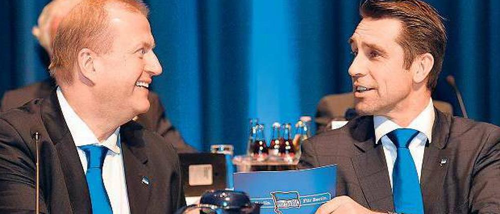 Heiterkeit bei Hertha. Die beiden Geschäftsführer Ingo Schiller (links) und Michael Preetz mussten auf Mitgliederversammlungen immer wieder die Frage nach einem strategischen Partner beantworten. Nun haben sie eine Antwort gegeben.