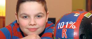 Wacher Blick. Rafael Kaul und sein Markenzeichen im Ricky-Film - der 101%-Fahrradhelm.