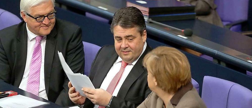 Wie war ich? Sigmar Gabriel zwischen Angela Merkel und Frank Walter Steinmeier.