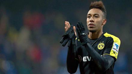 Schön ist anders: Dortmunds Pierre-Emerick Aubameyang freut sich dennnoch über den "schmutzigen Sieg", wie Torwart Roman Weidenfeller das 2:1 in Braunschweig nannte.