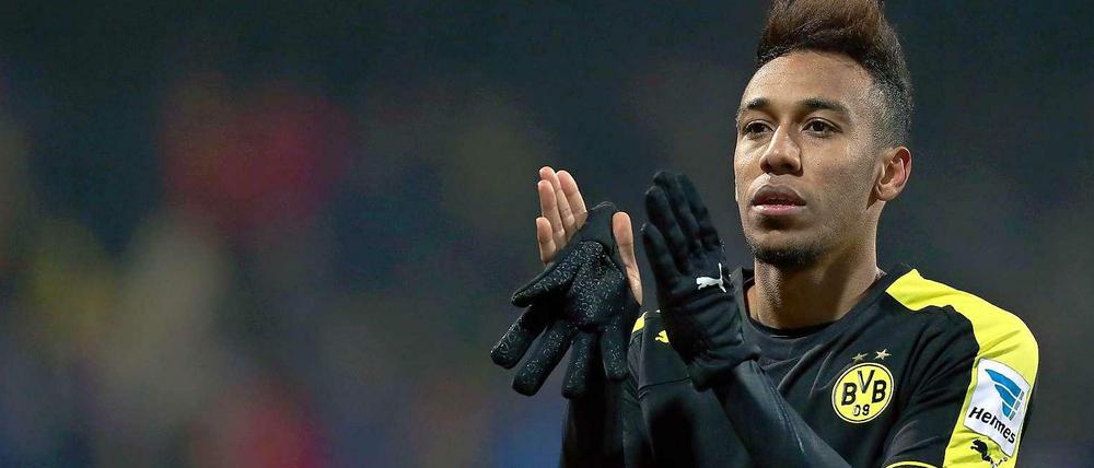 Schön ist anders: Dortmunds Pierre-Emerick Aubameyang freut sich dennnoch über den "schmutzigen Sieg", wie Torwart Roman Weidenfeller das 2:1 in Braunschweig nannte. 