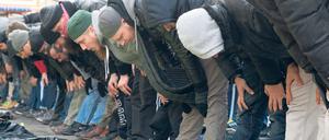 Zornige Minorität. Anhänger des Salafisten Pierre Vogel beten in der Neuköllner Flughafenstraße am 25.1.2014.