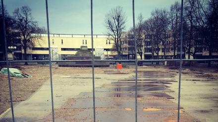 Baustellenromantik. Am Mehringplatz ist erst mal kein Durchkommen. Hier wird saniert. Und so fehlt auch die Friedenssäule, die eigentlich die Mitte des Platzes schmücken soll.