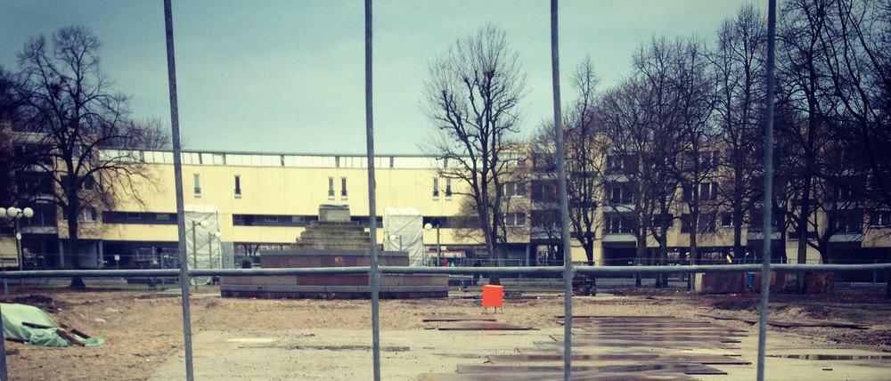 Baustellenromantik. Am Mehringplatz ist erst mal kein Durchkommen. Hier wird saniert. Und so fehlt auch die Friedenssäule, die eigentlich die Mitte des Platzes schmücken soll.