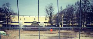 Baustellenromantik. Am Mehringplatz ist erst mal kein Durchkommen. Hier wird saniert. Und so fehlt auch die Friedenssäule, die eigentlich die Mitte des Platzes schmücken soll.