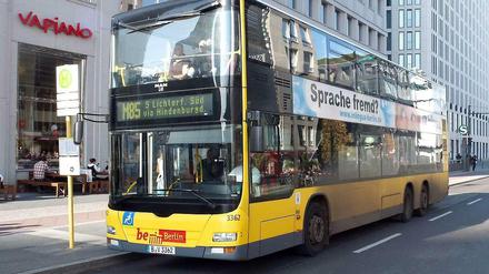 Mitfahrgelegenheit. Ein Bus steht an der Haltestelle.