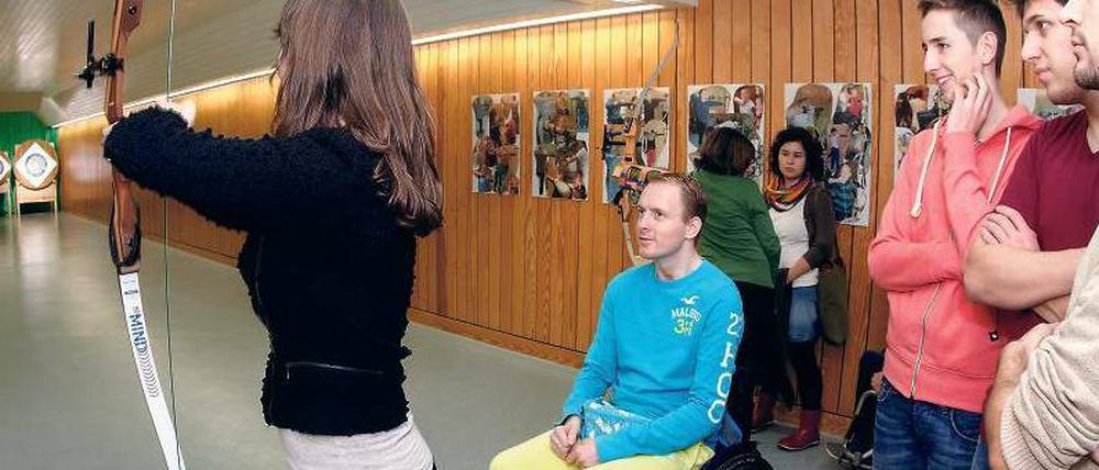 Den Bogen raus. Paralympics-Zeitungs-Redakteure beim Rehasport-Workshop im Unfallkrankenhaus Berlin.
