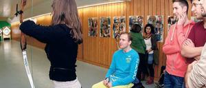 Den Bogen raus. Paralympics-Zeitungs-Redakteure beim Rehasport-Workshop im Unfallkrankenhaus Berlin.