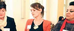 Ein Tisch voller Fragen. Stadtteilmütter sollen besser lernen, wie sie mit Problemen umgehen können.