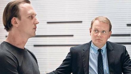 Zu fromm, um echt zu sein? Ralf Remberg (Devid Striesow, rechts), Referent des Bischofs, fragt Jan-Josef Geissler (Lars Eidinger), ob er wirklich unschuldig ist.