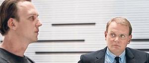 Zu fromm, um echt zu sein? Ralf Remberg (Devid Striesow, rechts), Referent des Bischofs, fragt Jan-Josef Geissler (Lars Eidinger), ob er wirklich unschuldig ist.