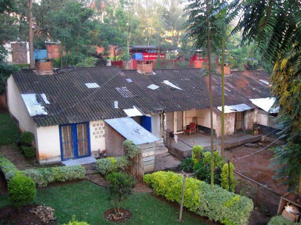 Gepflegter Vorgarten eines Wohnhauses in Kigali.