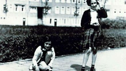 Anne Frank spielt mit einer Freundin.