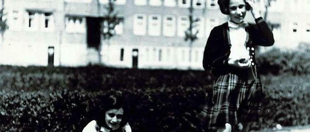 Anne Frank spielt mit einer Freundin.