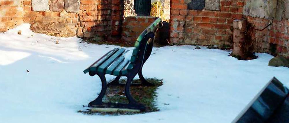 Eisig. Obdachlose übernachten häufig auf Parkbänken. Im Winter kann das sehr gefährlich sein.