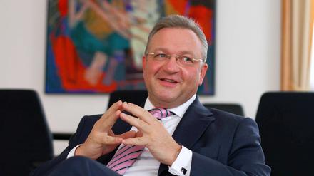 Frank Henkel, 50, ist seit Dezember 2011 Bürgermeister und Senator für Inneres und Sport des Landes Berlin. Bei den Koalitionsverhandlungen auf Bundesebene führte er die Delegation der CDU beim Thema Sport an.