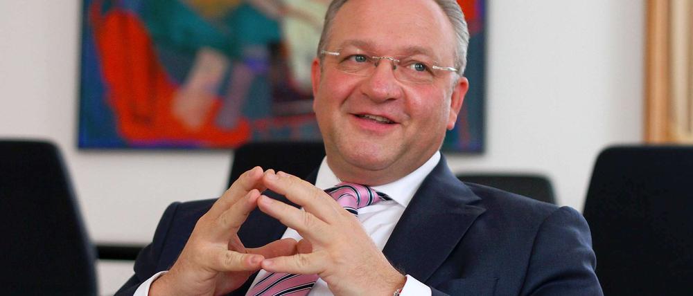 Frank Henkel, 50, ist seit Dezember 2011 Bürgermeister und Senator für Inneres und Sport des Landes Berlin. Bei den Koalitionsverhandlungen auf Bundesebene führte er die Delegation der CDU beim Thema Sport an.