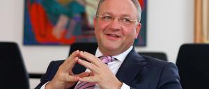 Frank Henkel, 50, ist seit Dezember 2011 Bürgermeister und Senator für Inneres und Sport des Landes Berlin. Bei den Koalitionsverhandlungen auf Bundesebene führte er die Delegation der CDU beim Thema Sport an.