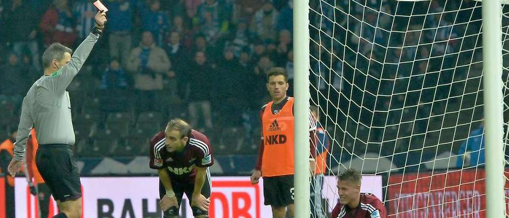 Erst Rot gezeigt - dann zurückgenommen. Michael Weiner traf eine mutige Entscheidung kurz vor Schluss zuungunsten von Hertha.