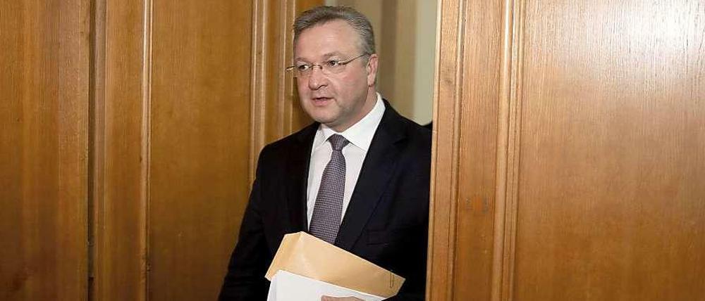 Und alle Türen offen. Frank Henkel, hier auf dem Weg zur Sondersitzung des Innenausschusses am Donnerstag, muss sich weiter viele Fragen gefallen lassen.