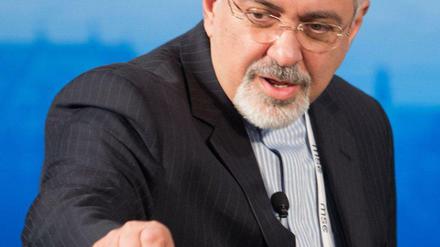Irans Außenminister Mohammed Dschawad setzt sich von Ex-Präsident Mahmud Ahmadinedschad ab, der den Holocaust immer wieder öffentlich geleugnet hatte.