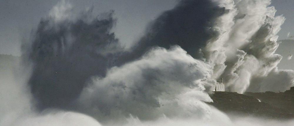 Gigantische Wellen brechen über die Santander vorgelagerte Mouro-Insel hinweg. 
