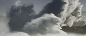 Gigantische Wellen brechen über die Santander vorgelagerte Mouro-Insel hinweg.