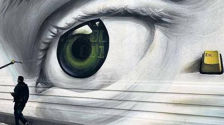Ein Auge drauf. Das Bild zeigt ein Graffito in der griechischen Hauptstadt Athen. Die internationalen Unterstützer des Pleitelandes erwarten weitere Reformschritte – doch es ist ein mühsamer Prozess. Foto: AFP