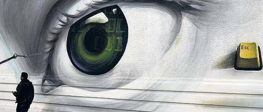 Ein Auge drauf. Das Bild zeigt ein Graffito in der griechischen Hauptstadt Athen. Die internationalen Unterstützer des Pleitelandes erwarten weitere Reformschritte – doch es ist ein mühsamer Prozess. Foto: AFP
