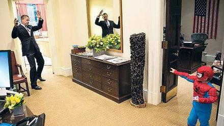 Gegen Superkräfte wie die von Spider-Man muss sich selbst der US-Präsident geschlagen geben. Barack Obama macht das Spielchen seines jungen Besuchers mit. 