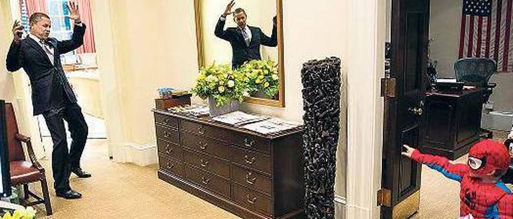Gegen Superkräfte wie die von Spider-Man muss sich selbst der US-Präsident geschlagen geben. Barack Obama macht das Spielchen seines jungen Besuchers mit. 