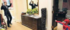 Gegen Superkräfte wie die von Spider-Man muss sich selbst der US-Präsident geschlagen geben. Barack Obama macht das Spielchen seines jungen Besuchers mit.