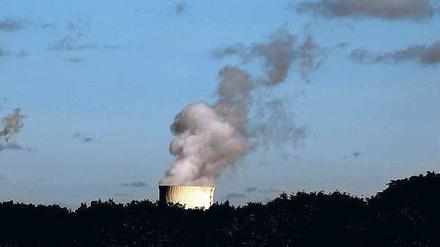 Heizer bis wolkig. Das Heizkraftwerk Reuter West mit dem markanten Kühlturm wurde in den 1980ern direkt neben dem kleineren Kraftwerk Reuter gebaut. 