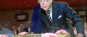 Bitte pusten: Manfred von Richthofen und seine Geburtstagstorte am Sonntagvormittag.