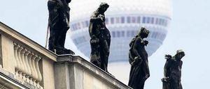 Vier für Potsdam? Das neue Stadtschloss würde durch die Attika-Figuren, die einst auf dem Seitenflügel der Berliner Humboldt-Universität „zwischengelagert“ wurden, gewinnen.