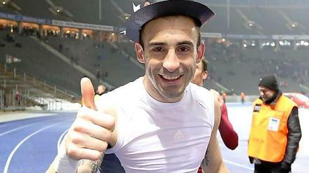 Hut und Mut: Nürnbergs Javier Pinola geht forsch ins Gipfeltreffen mit Bayern München.