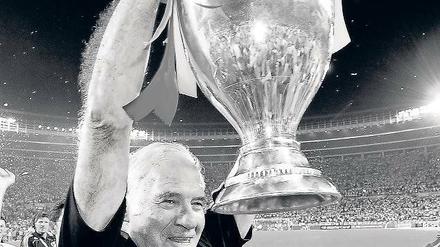 Sein größter Triumph. Luis Aragonés mit dem EM-Pokal 2008. Foto: dpa