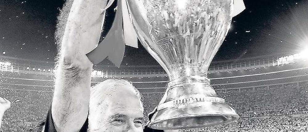 Sein größter Triumph. Luis Aragonés mit dem EM-Pokal 2008. Foto: dpa